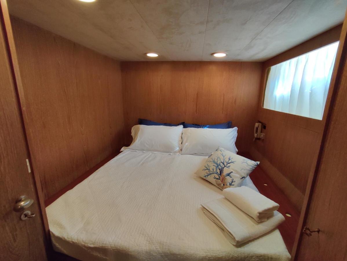 Boat & Breakfast Lucretia, Luxury Yacht Hotel Arbatax Exterior photo